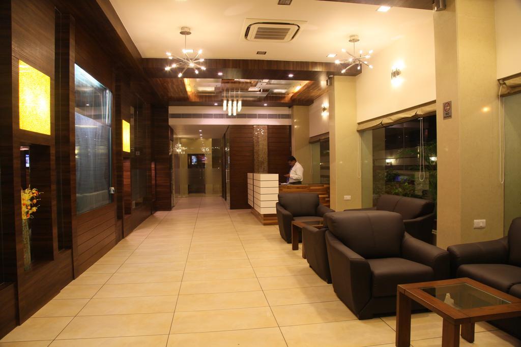 Le Grande Residency -Unmarried Couples Are Not Allowed Ahmedabad Eksteriør billede