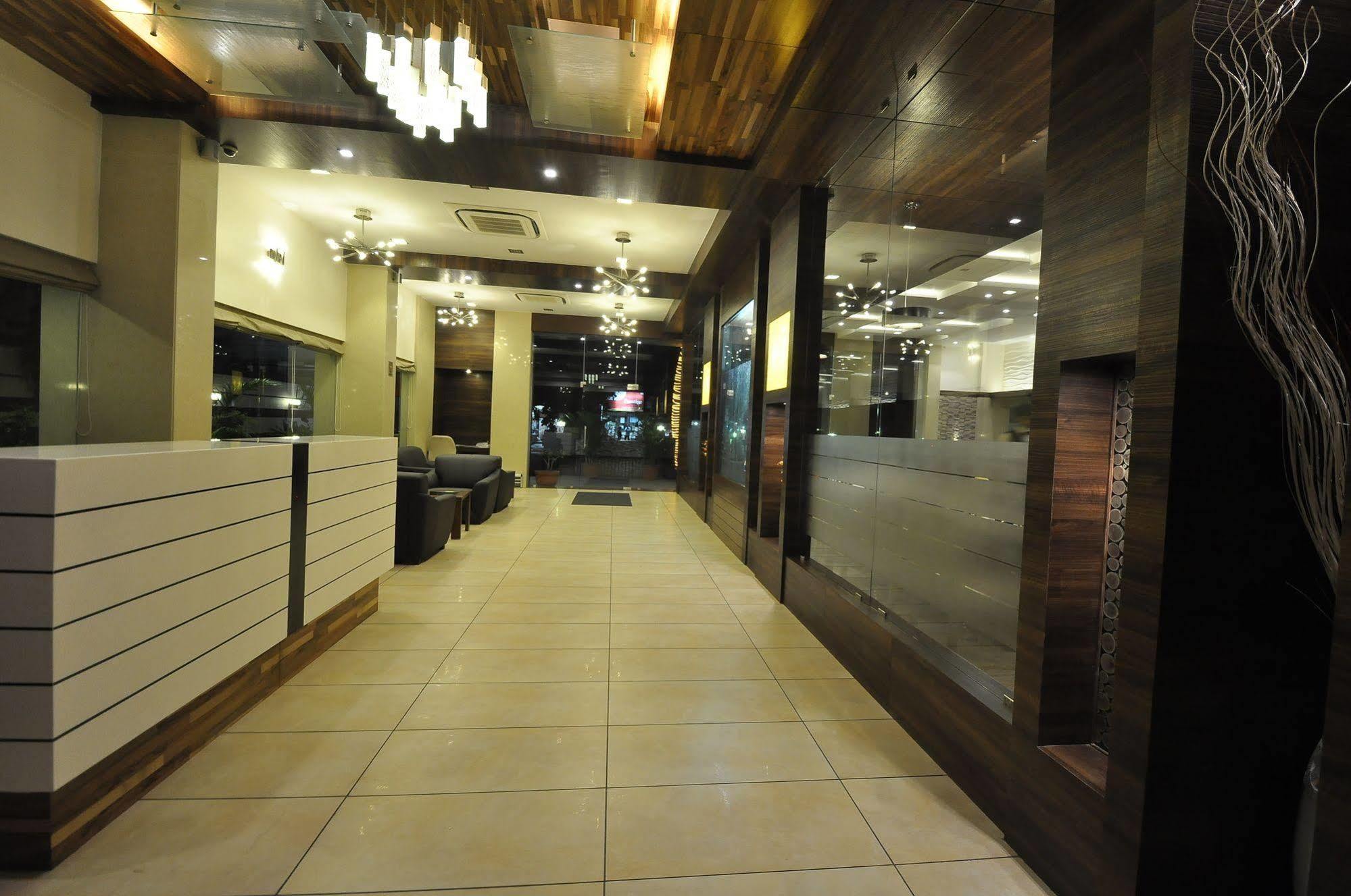 Le Grande Residency -Unmarried Couples Are Not Allowed Ahmedabad Eksteriør billede